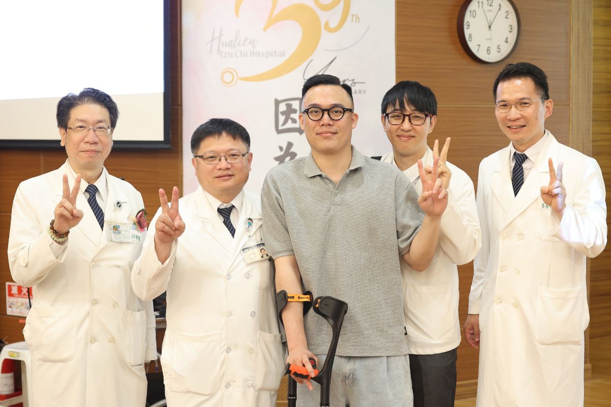慈大護理系的曾洺哲感謝花蓮慈院中西醫合療團隊，讓他恢復更迅速。由左至右為幫洺哲針灸的中醫部林郁甯醫師、骨科吳文田主任、曾洺哲、陪伴他一年的復健師吳明勇以及神經外科蔡昇宗主任。