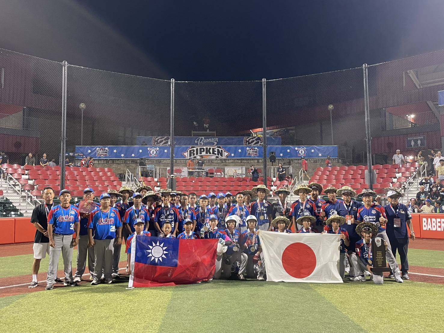 國際組冠亞軍戰賽後與日本隊合影-圖片來源-自由國小提供