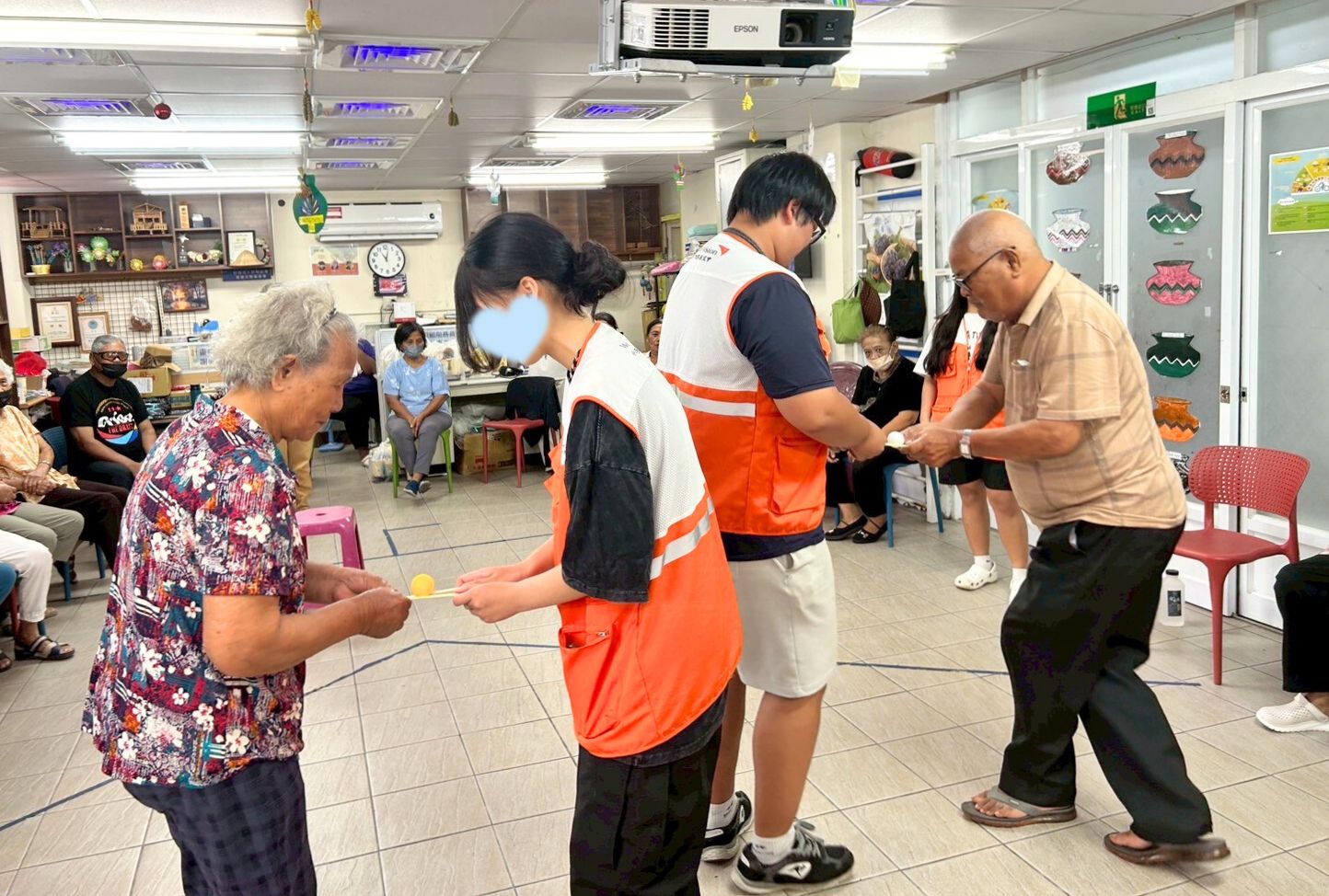 展屏團隊與太麻里新香蘭村長輩們溫馨互動