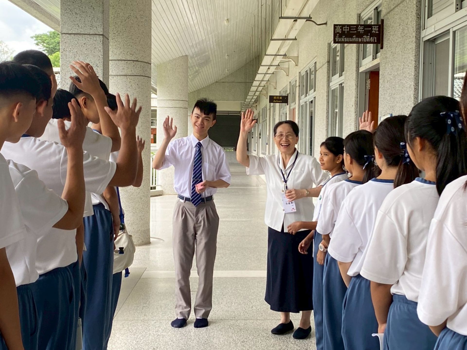 何縕琪副校長與總召張淇珉同學共同歡迎前來參加課程的學生