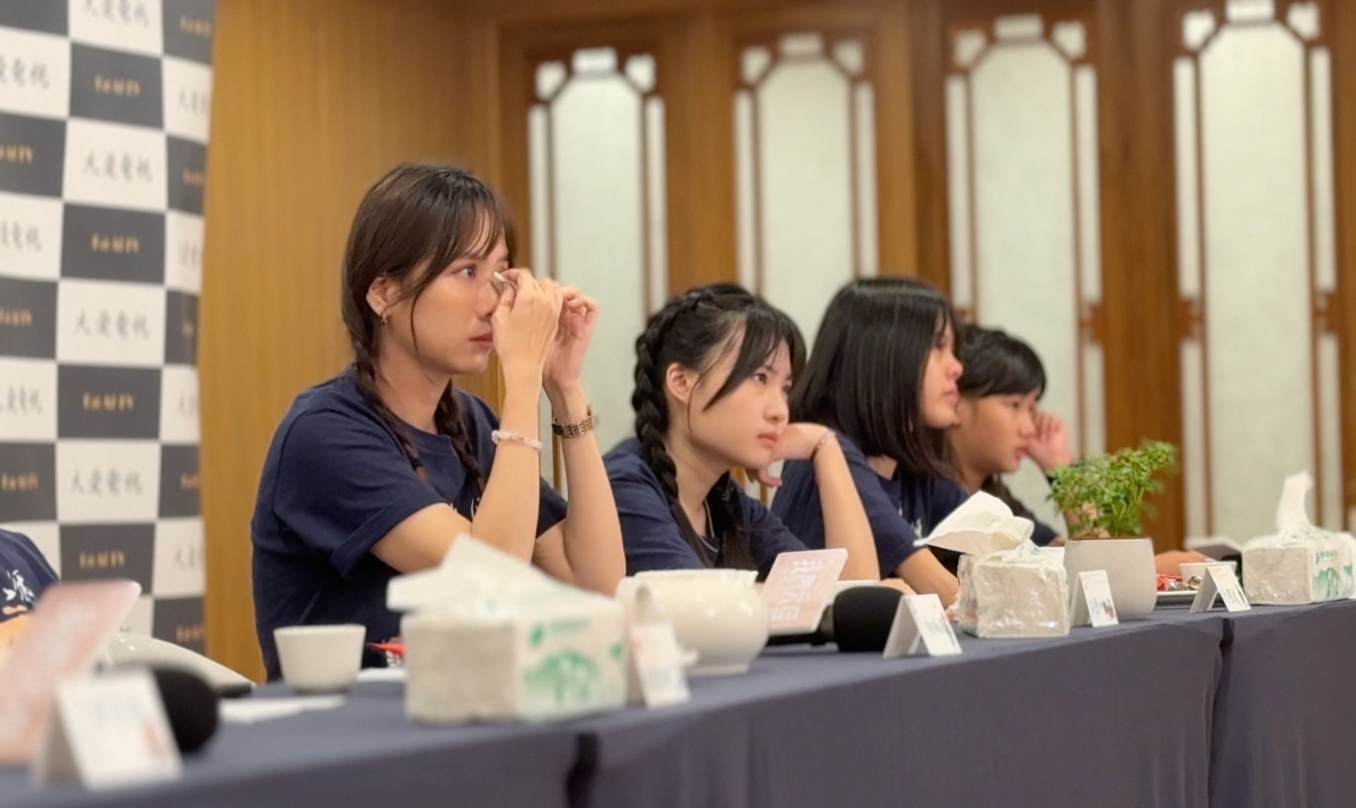 大愛劇《我們六個》倒數第二集映後直播。左起：方語昕、何潔柔、吳采庭、蕭晴曦