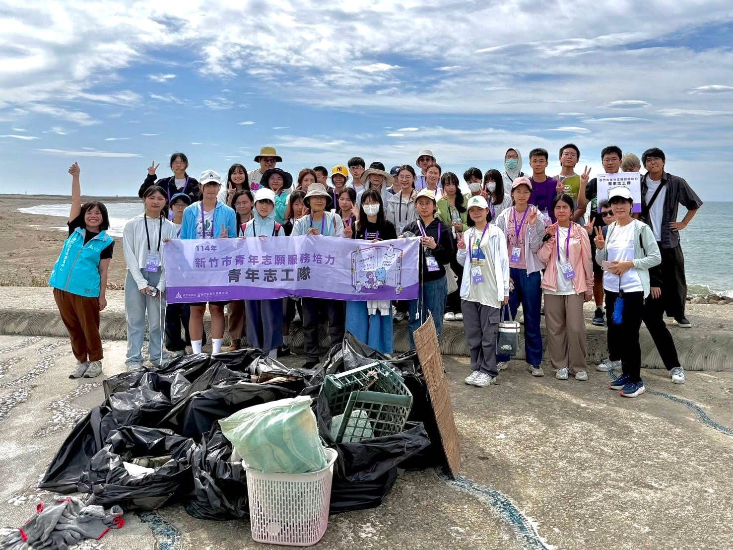 青發中心首次率青年志工至國際風箏賽場魚鱗天梯進行淨灘任務