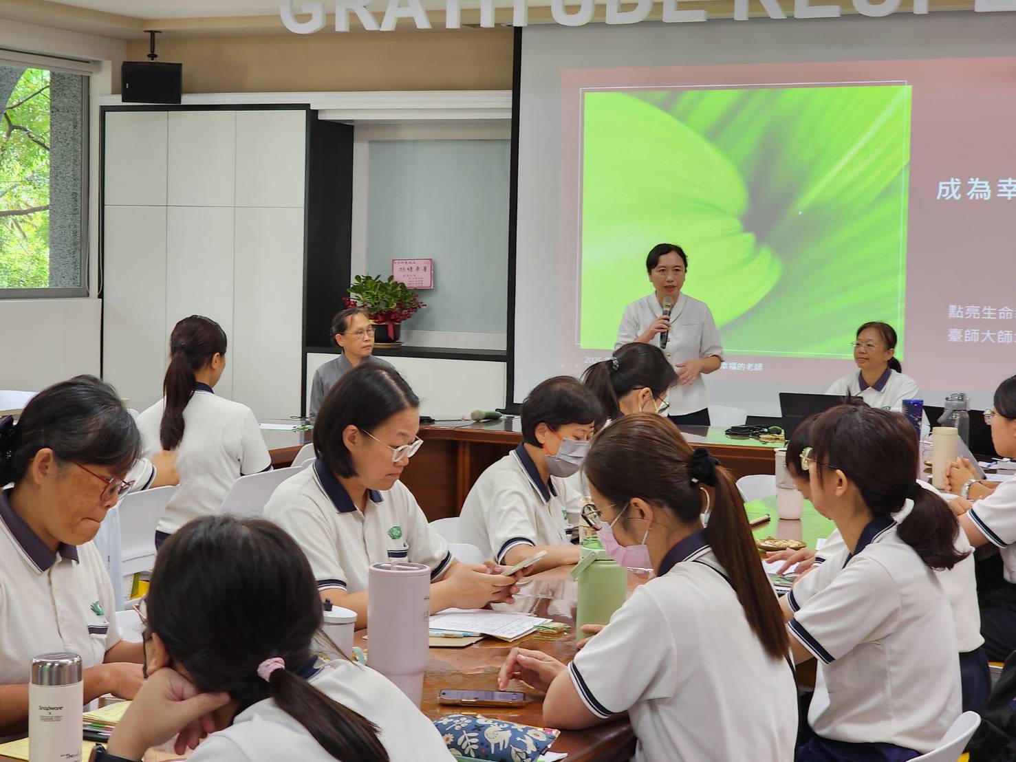 廖逸貞校長勉勵，慈大附中老師都能幸福感與教育專業都能達到平衡。