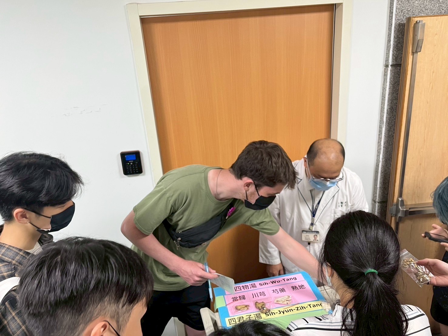 國際藥學生參訪大林慈濟醫院中藥局