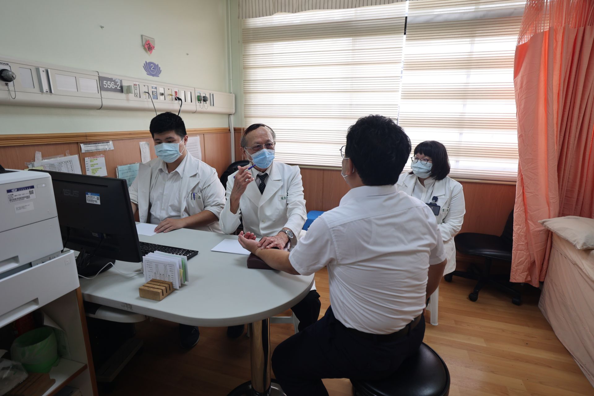 花蓮慈濟醫院中醫腫瘤中心主任賴東淵教授表示，「更年期」並不是一種疾病，更年期是人從中年期過渡到老年期的階段。