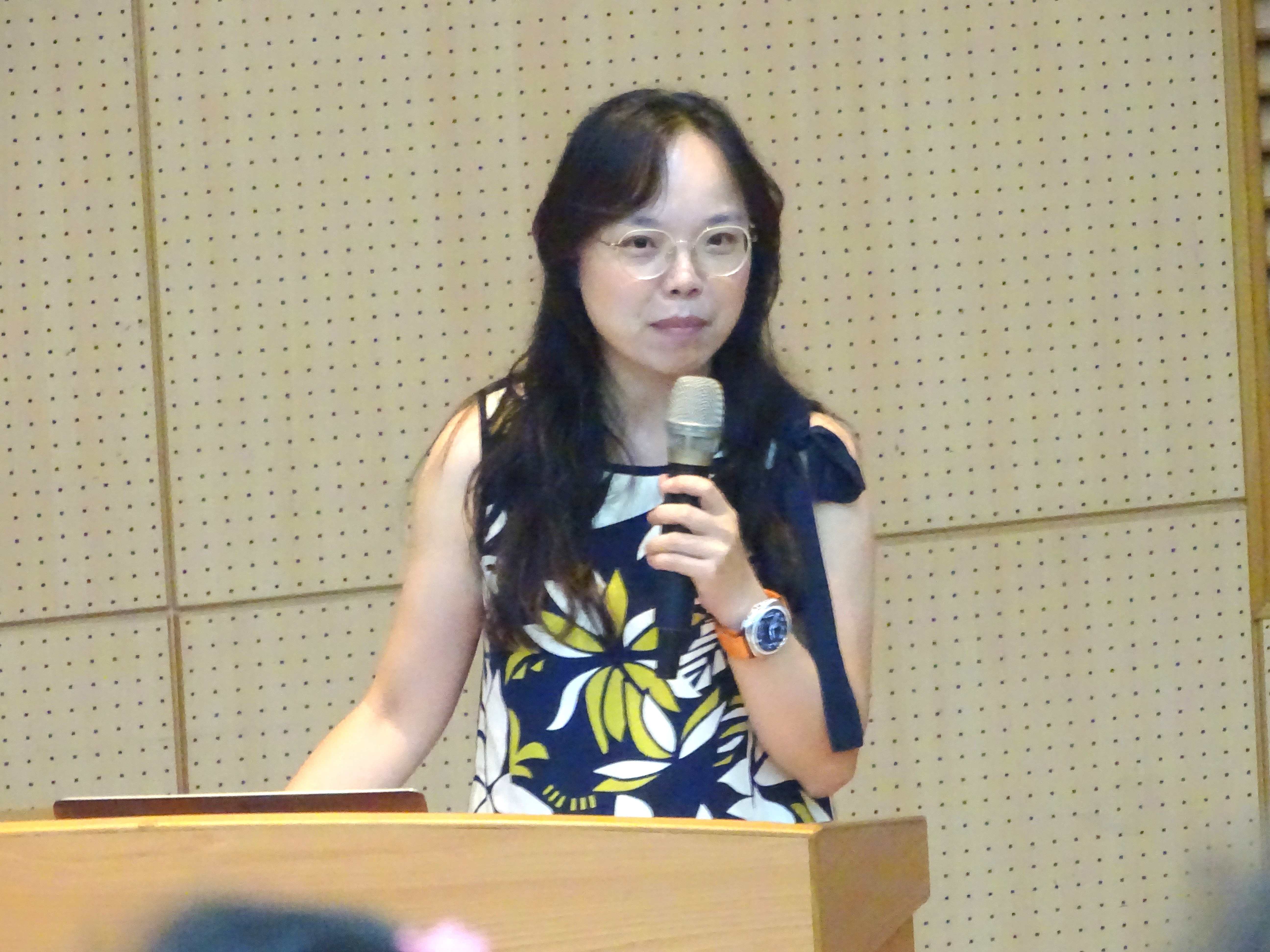 家長代表謝淑萍女士分享自身經驗，感恩慈濟教育在孩子成長路上的滋養與陪伴。