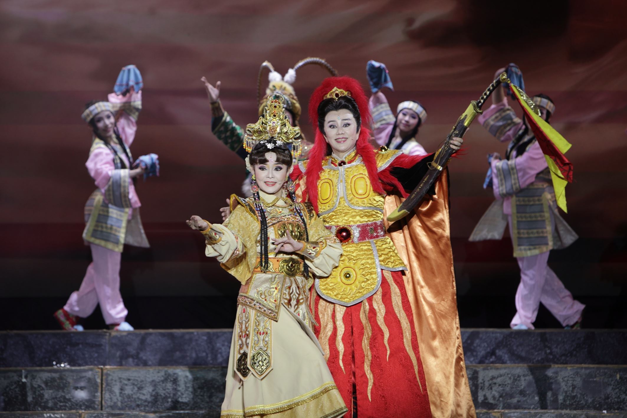 孫翠鳳（前右）飾演真定府府宗「言驕論」，鄭雅升（前左）飾演契丹公主「遙輦磬」，兩人之間的連結及火花令觀眾再三回味。（明華園戲劇總團提供）
