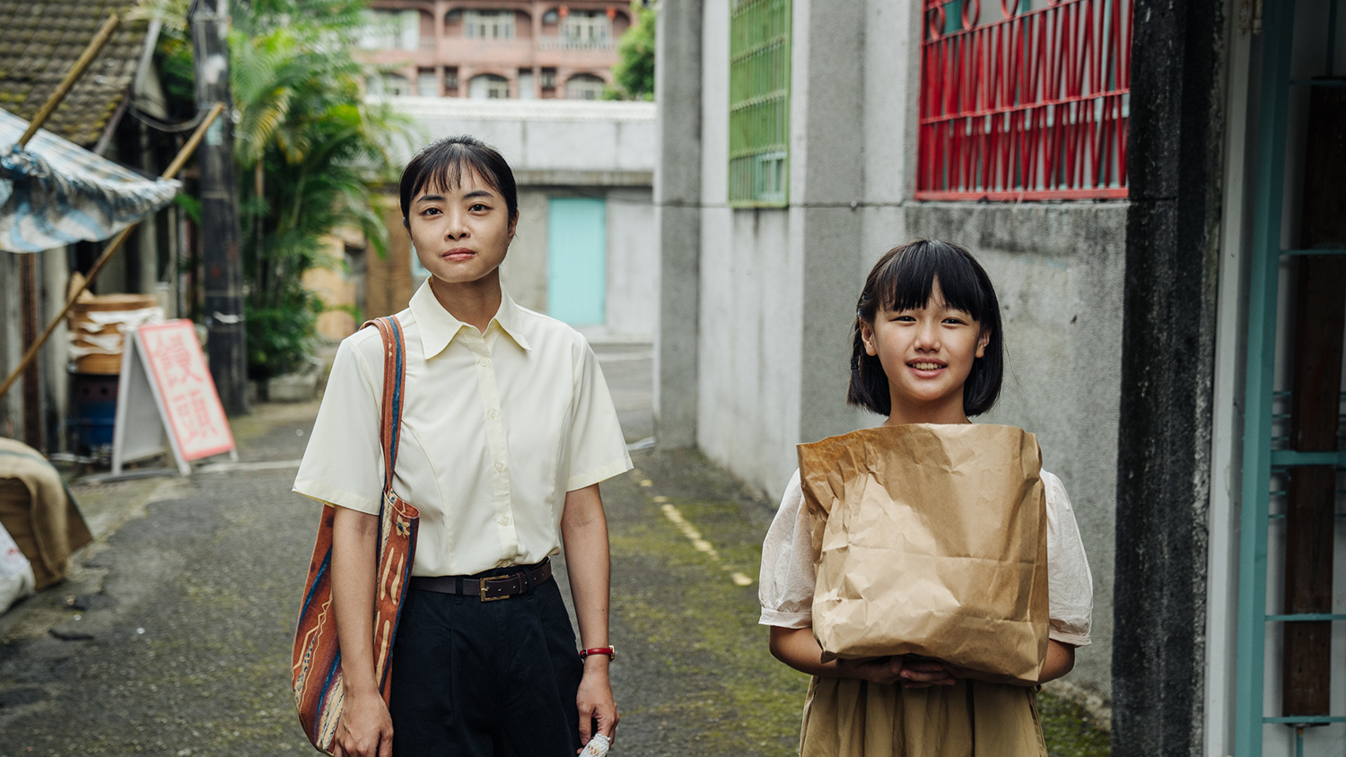 秋伶堅持付錢給饅頭伯。