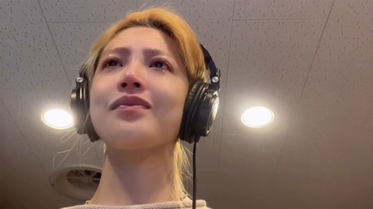 黃薇渟分享在戲中的哭戲配音錄影畫面。