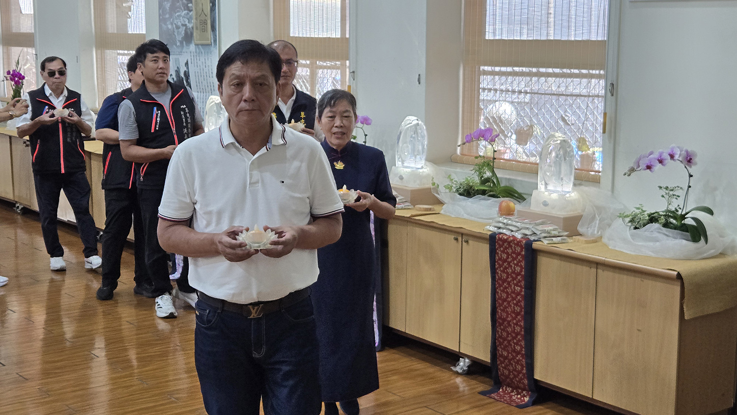 草屯鎮公所簡賜勝鎮長也親臨帶領各里里長獻供與佛對話。（攝影:許昆龍）