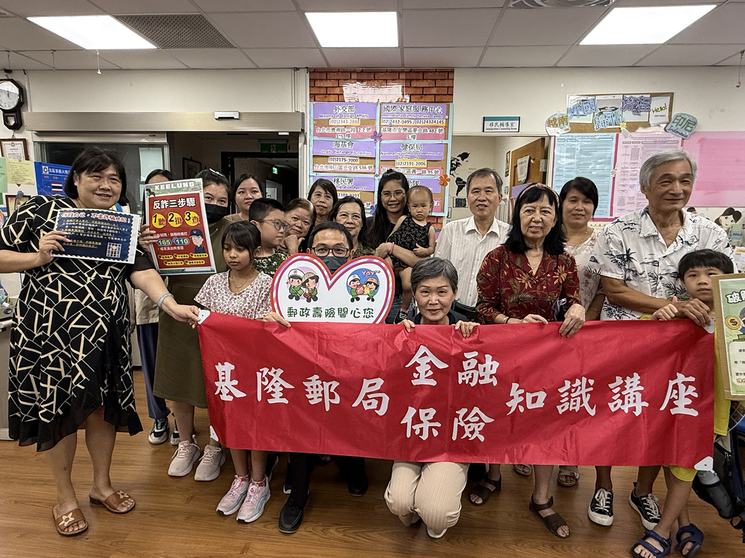 移民署基隆市服務站與基隆郵局合力向新住民家庭成員宣導反詐騙知識情形。