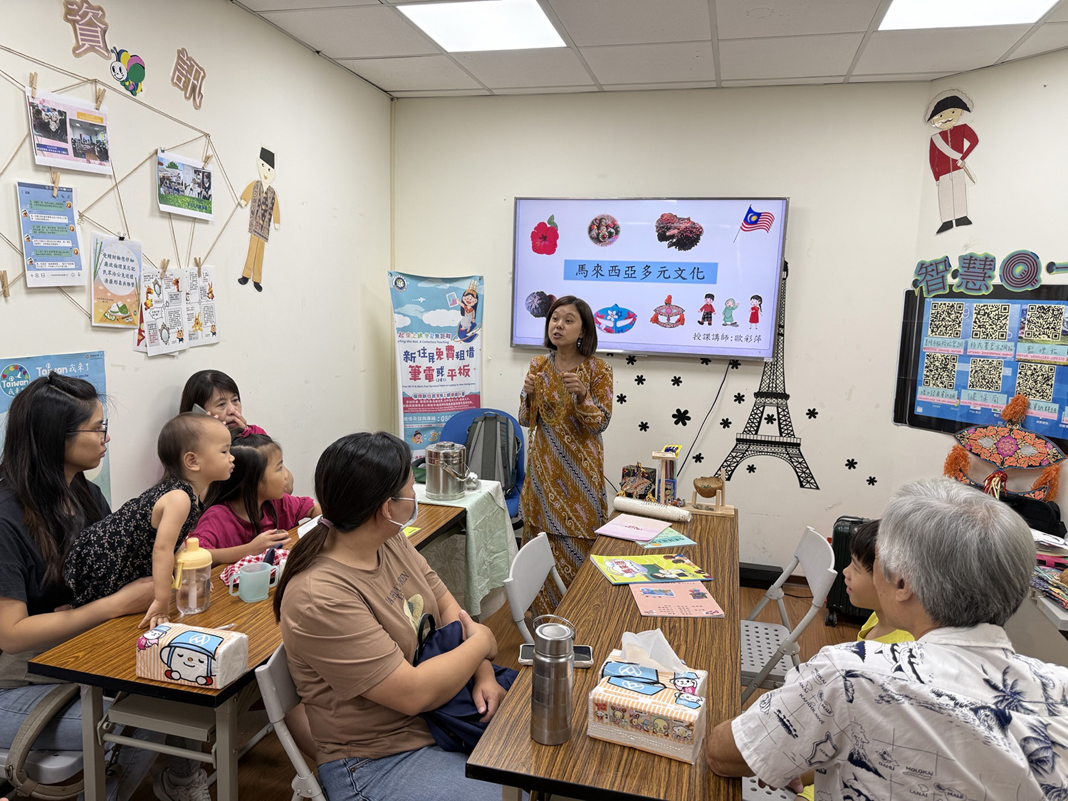 來自桃園的新住民歐彩萍女士向基隆新住民家庭推廣馬來西亞多元文化情形。