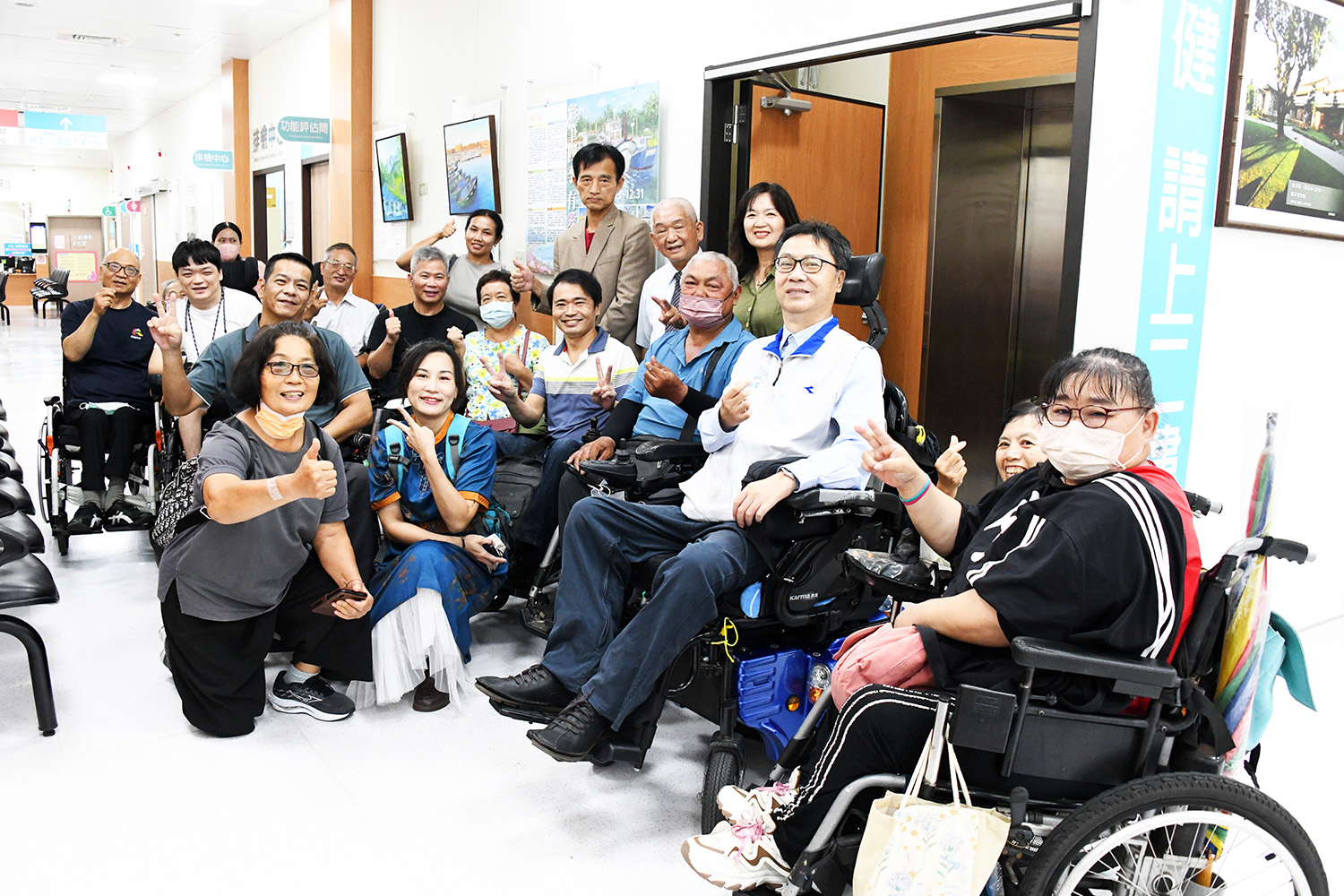 嘉義市脊髓損傷者協會傷友共同開辦「隨心畫室」作品在診所展出。