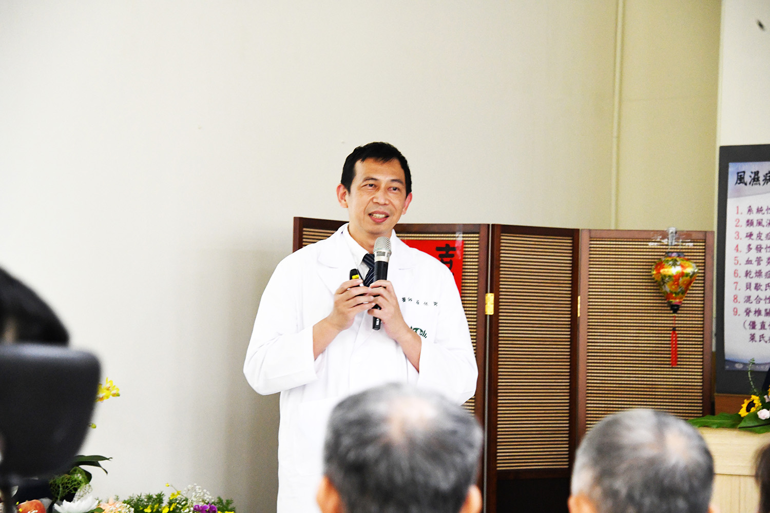慈濟嘉義診所主任蔡任弼則帶來健康講座《傾聽腎臟的悄聲細語》，提醒大眾重視腎臟保健。