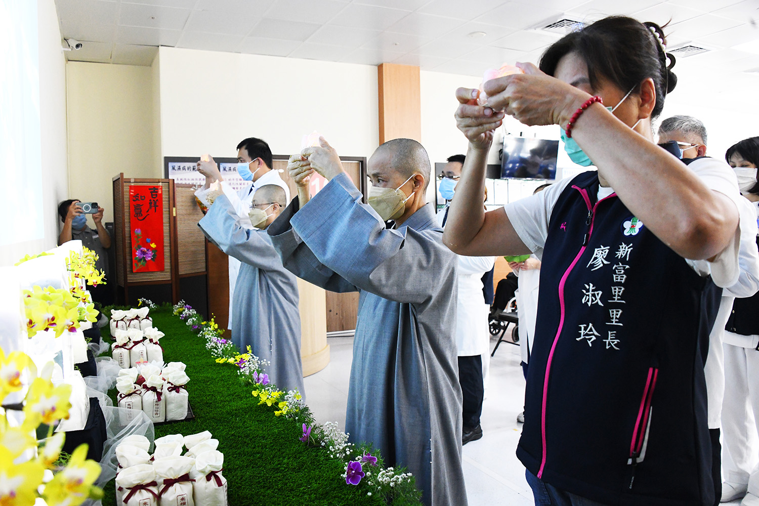 花蓮靜思精舍德(耒英)師父、德璒師父蒞臨法會，帶領民眾一同禮佛祈願，祈求社會祥和、無災無難。