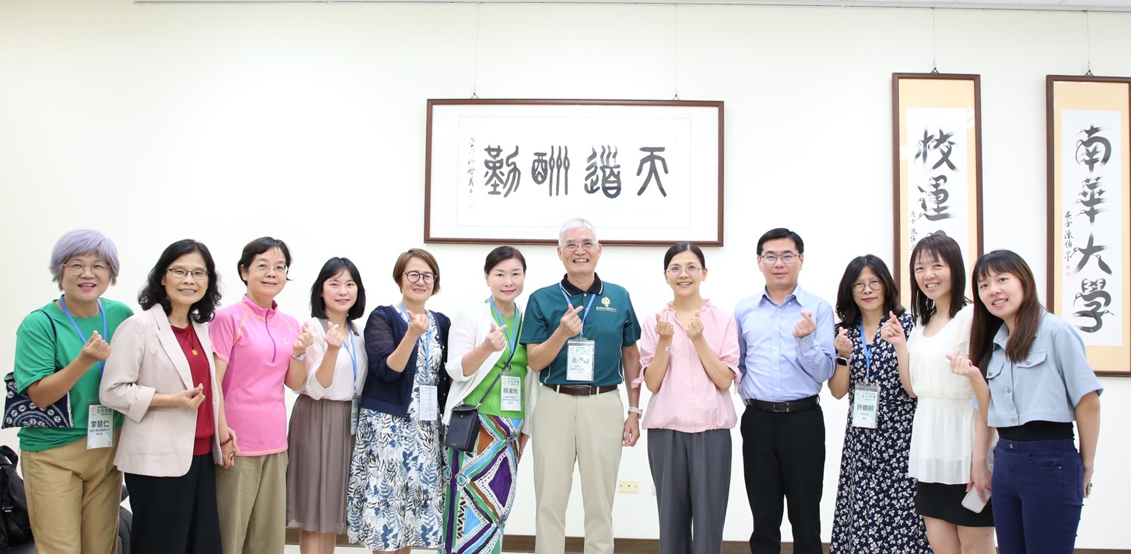 教育部專門委員許文溱(右5)、生命教育中心主任高俊雄(右6)與主持人、主講人合照。
