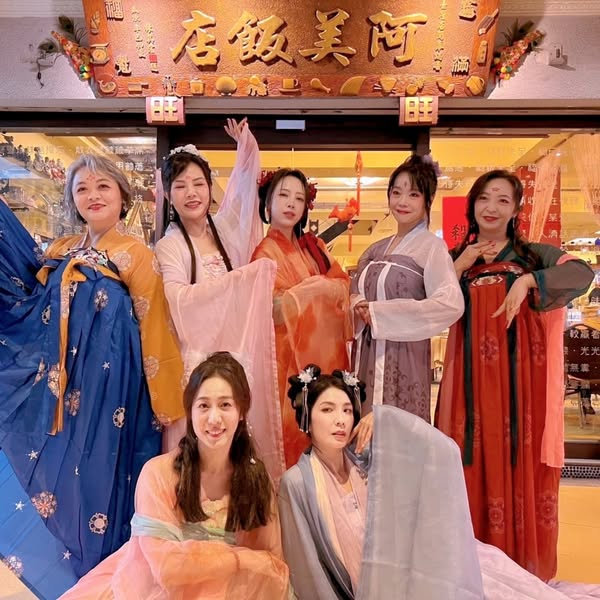 大愛劇《日日好食光》七仙女約好扮仙女裝參加殺青宴。