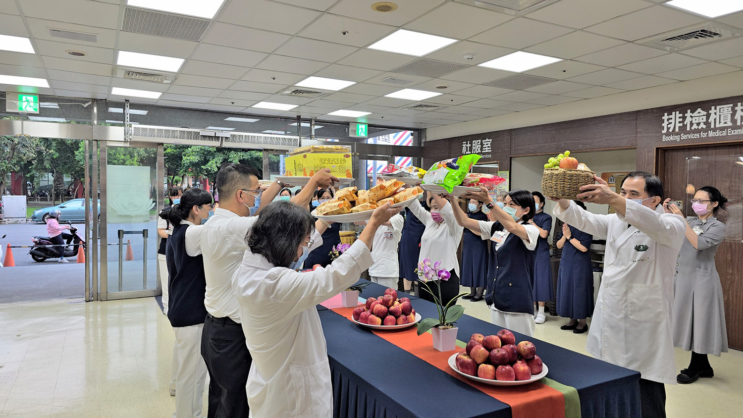 斗六慈濟醫院同仁準備祈福會供齋。