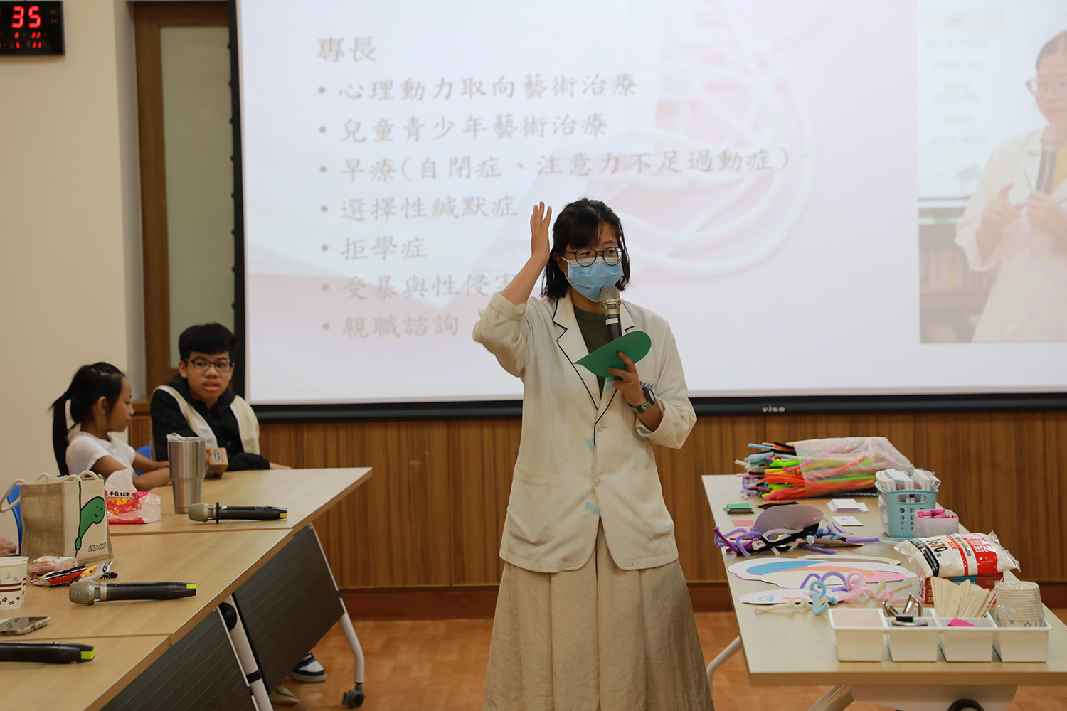 藝術治療師劉家妤帶領孩子與家長進行拼貼創作，透過藝術表達心中的重要人物與情感。