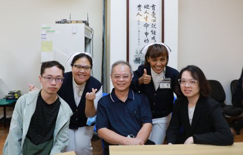 淮忠(右一)罹患橫紋肌肉腫瘤，如今已成為一名放射師。他和爸爸(中)一同參與病友會，和兒時照顧過他的李依蓉護理長(左二)、鄭雅君督導(右二)開心合影。左一也是特地回來相聚的資深病友學長衍佑。