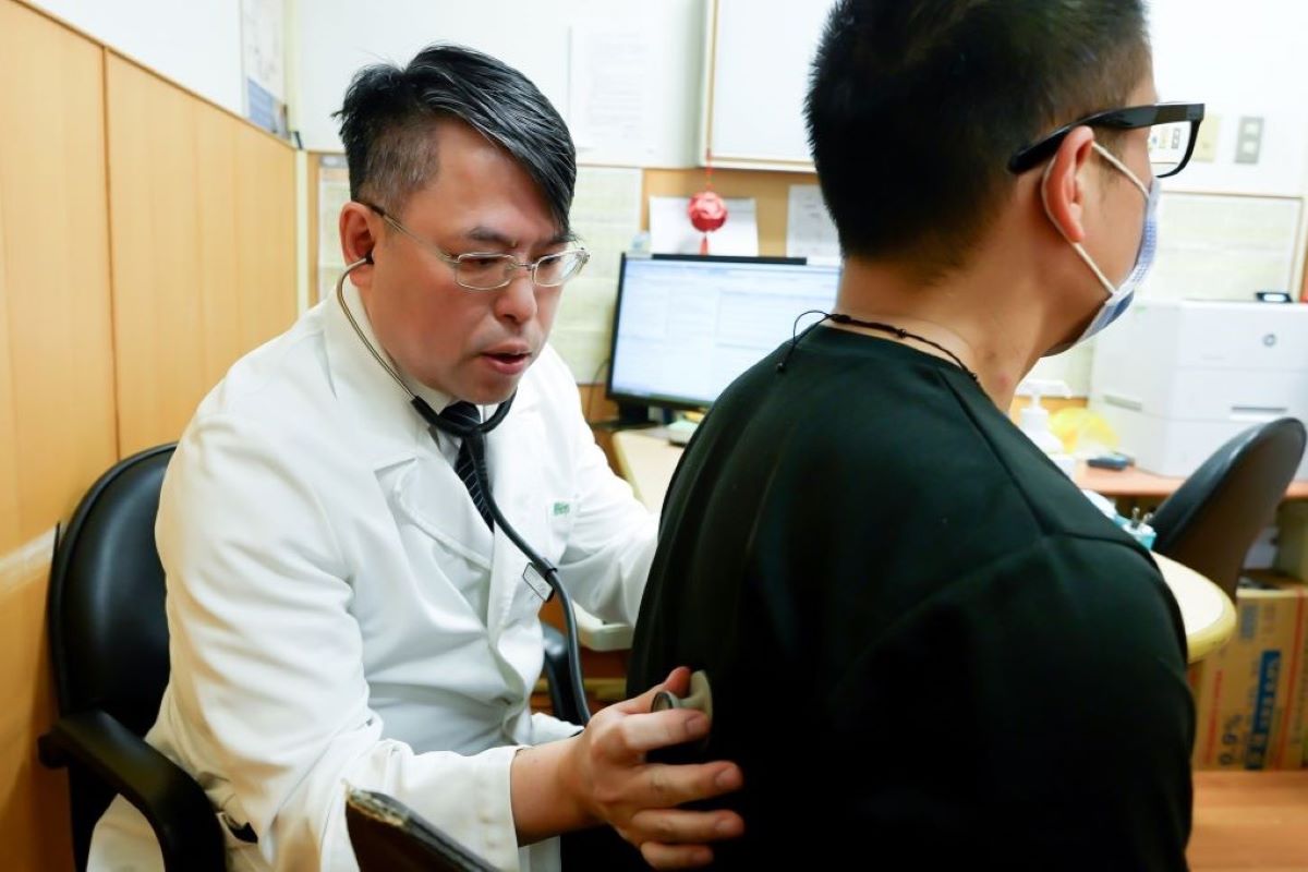 藍冑進主任看診示意照。