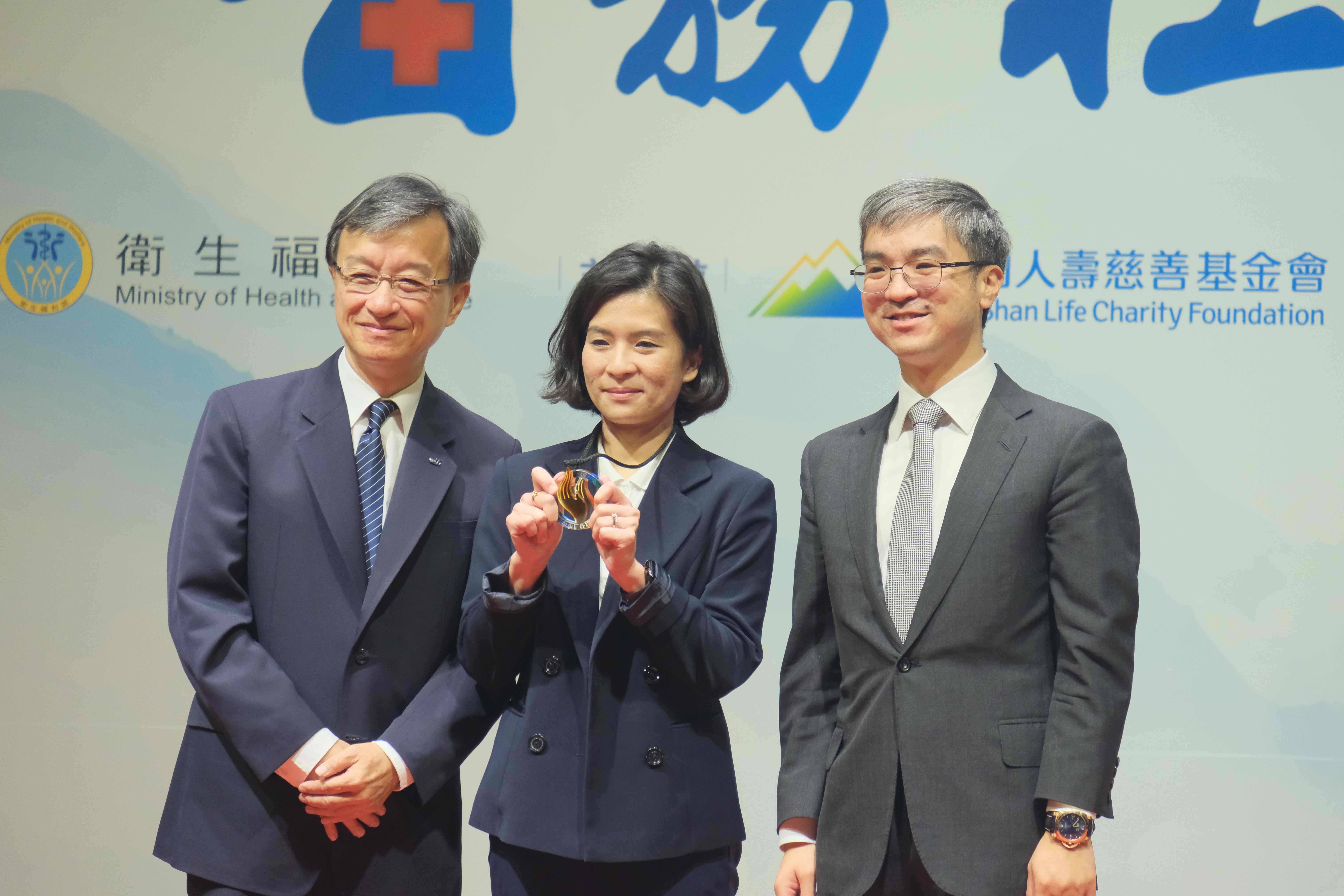 花蓮慈院社服室組長黃昱惠（中）長駐急診十年，對兒少保護、性侵害及家暴防治投入許多心力，讓評審團印象深刻倍受肯定，她傑出表現獲得第八屆南山醫務社工獎個人組卓越獎，由花蓮慈院資深顧問李毅醫師（左）擔任引言人讚她具有俠女性格，從南山人壽慈善基金會董事長尹崇堯（右）手中接過專屬獎牌。