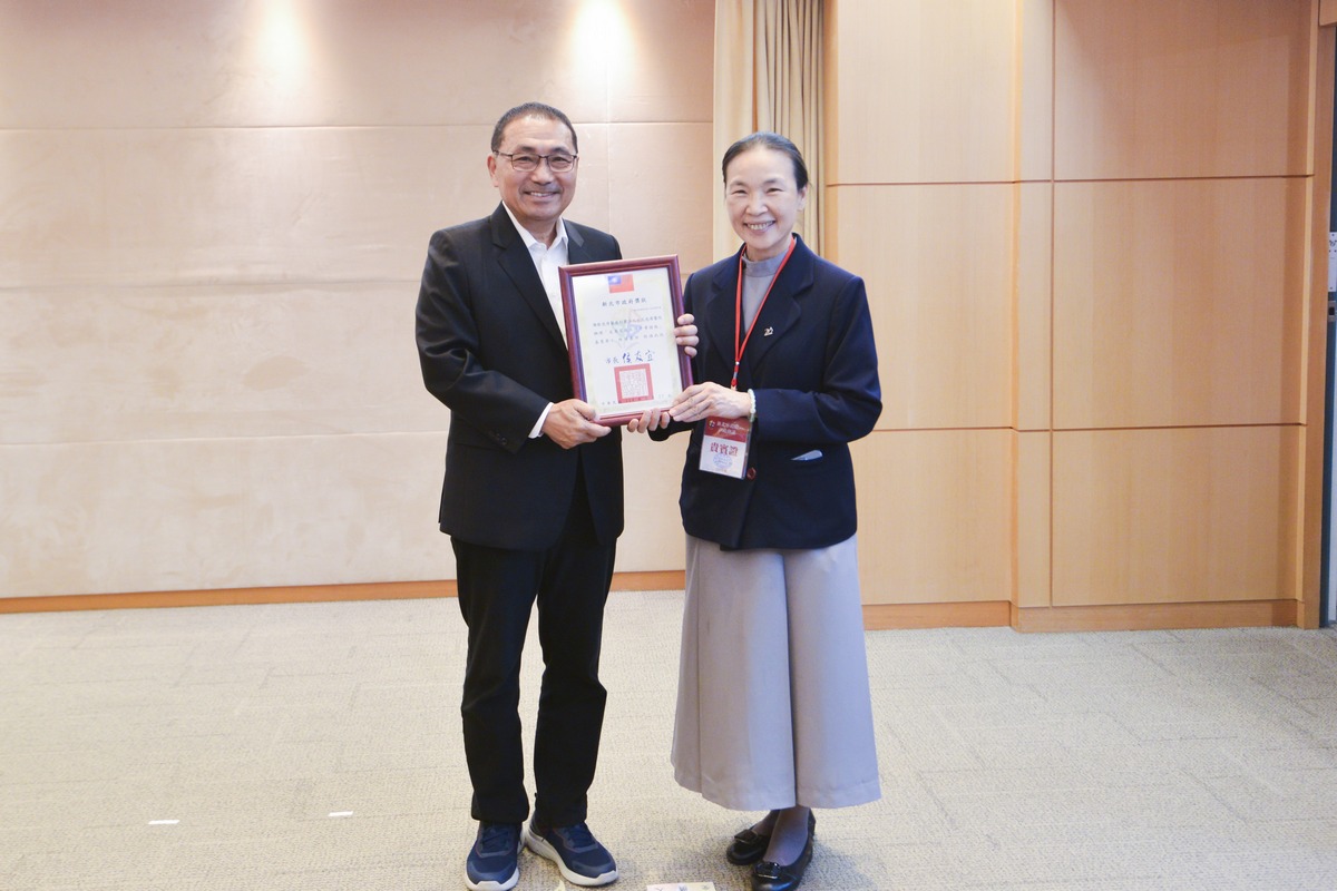 台北慈濟醫院重視員工福祉，榮獲新北市政府勞工局表揚，由喬麗華主秘前往受獎。