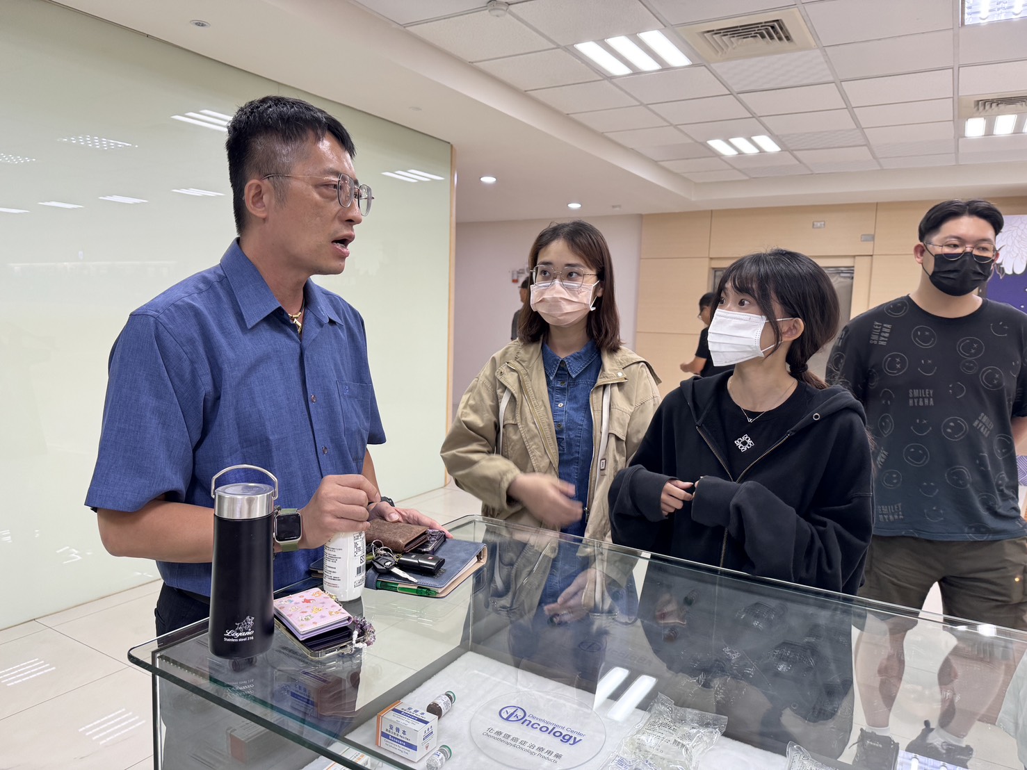 南光化學製藥副總陳本松帶領孩子認識核心產品以及講解製作過程。