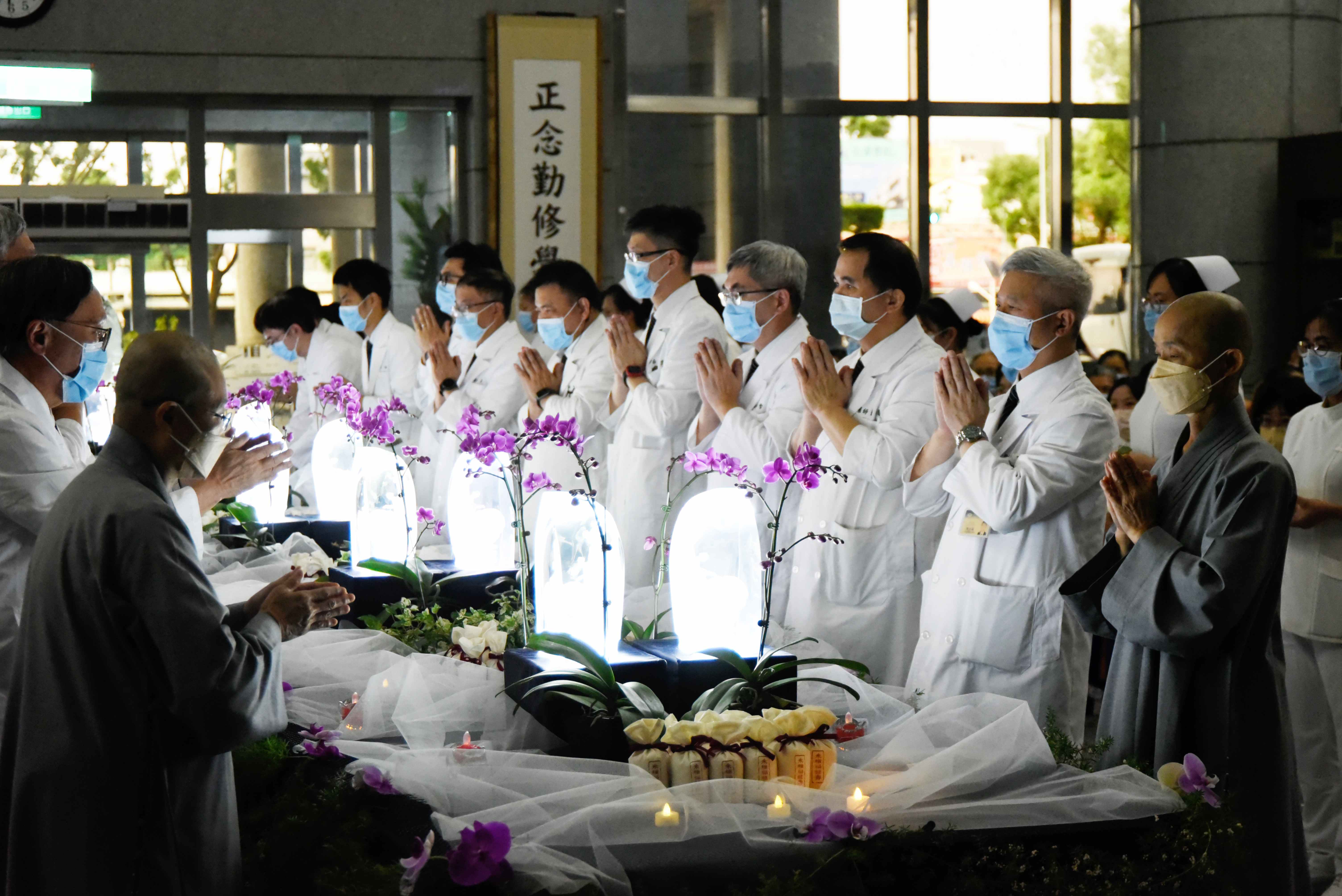 靜思精舍師父帶領全院主管、醫護同仁及慈濟志工近四百人，在醫院大廳佛陀問病
