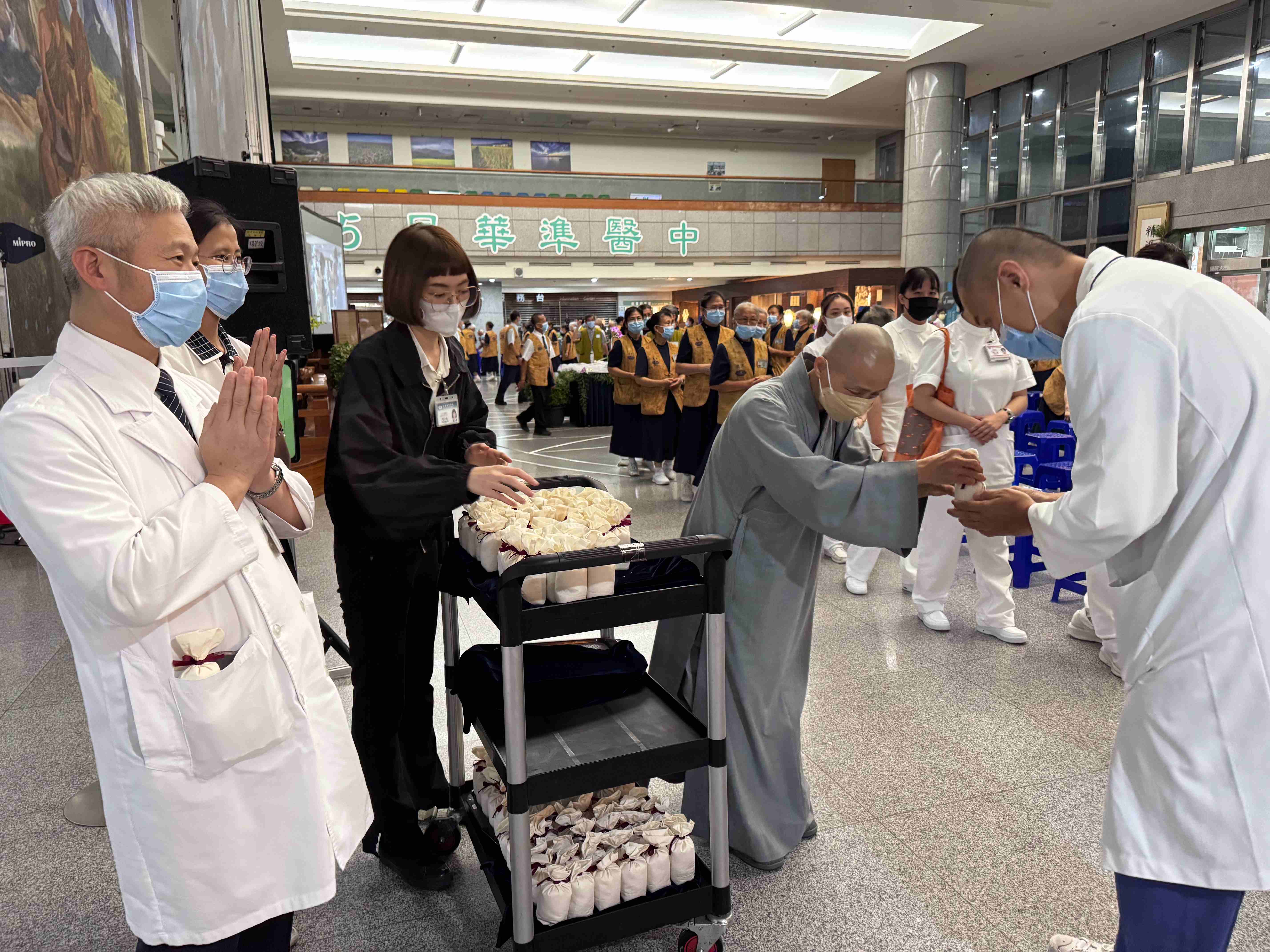 活動結束後，由精舍師父及副院長陳金城發送平安米給予祝福