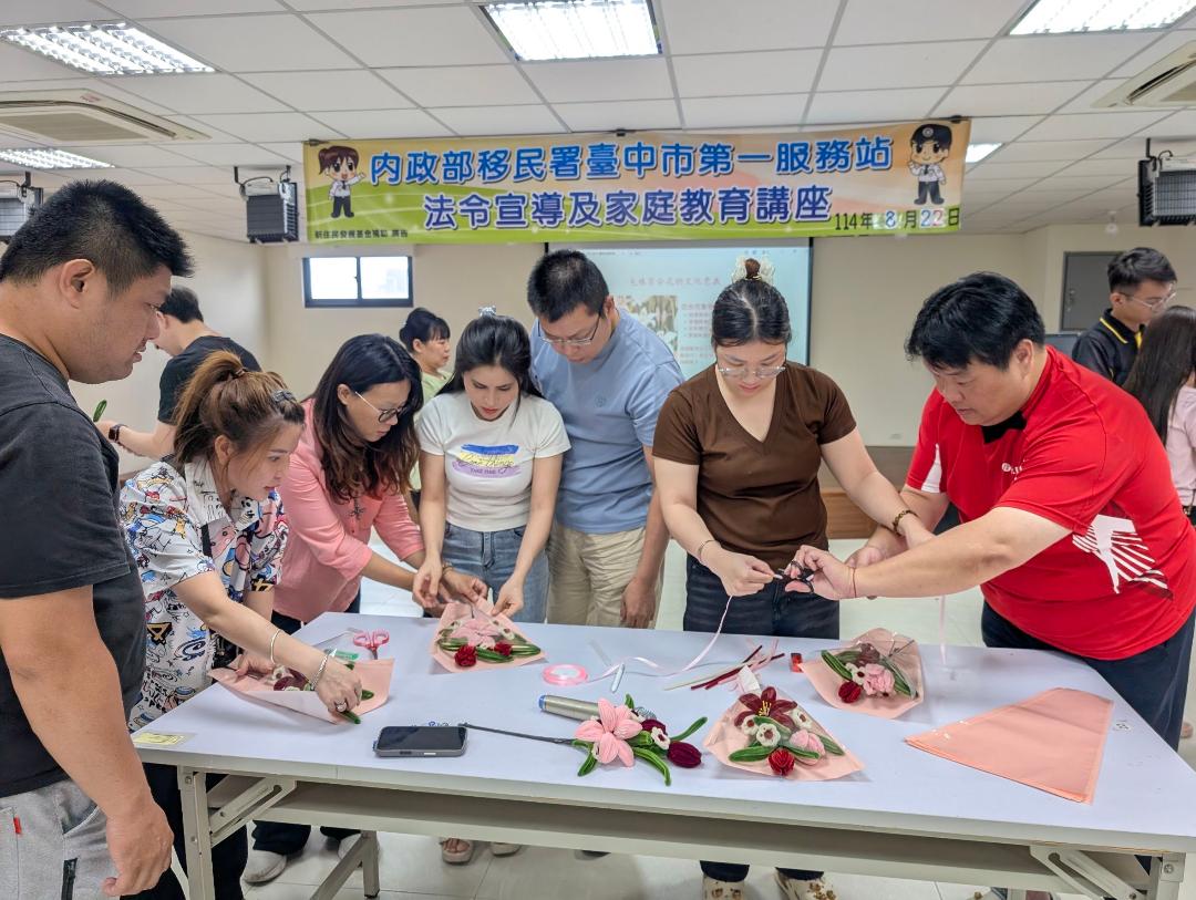 在社工林彥亞的帶領下學員們專注地完成一朵朵的毛根花組合成色彩鮮艷的情人節花束。