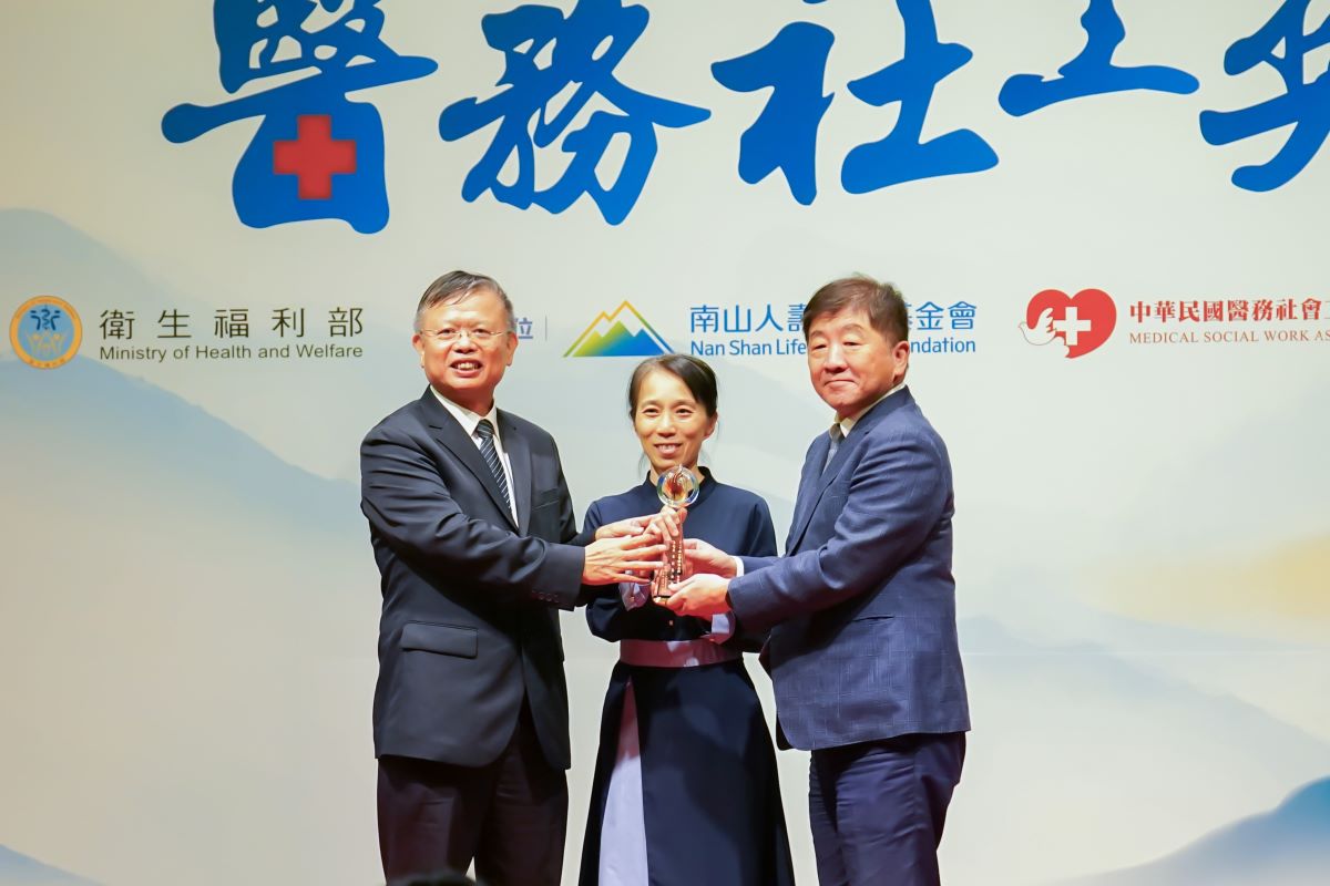 台北慈濟醫院社會服務室榮獲「南山醫務社工獎」第八屆團體組卓越獎，徐榮源副院長、社服室吳芳茜主任代表前往領獎。