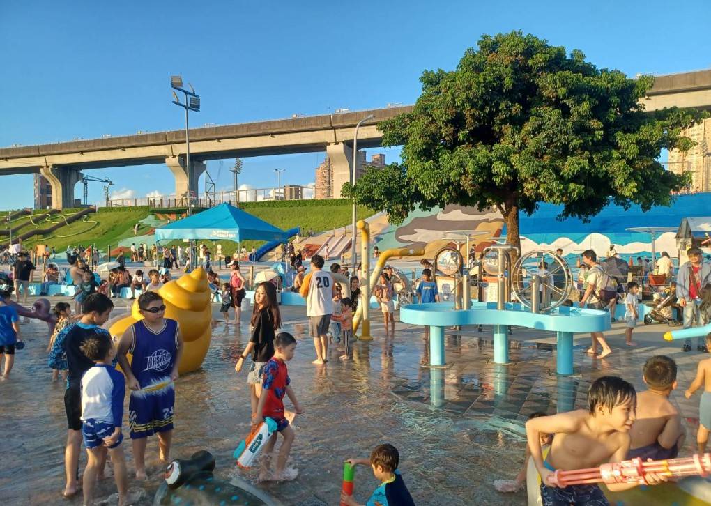 海世界水樂園每年總是吸引大批玩水民眾。
