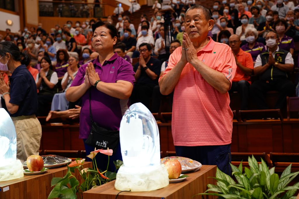 吳廷貴(右)曾罹患攝護腺癌，痊癒後體悟到要善用健康身體做好事，於是全心投入鄰里內的環保回收，十分認同慈濟推動環保與蔬食，今天跟妻小一同來參加活動。