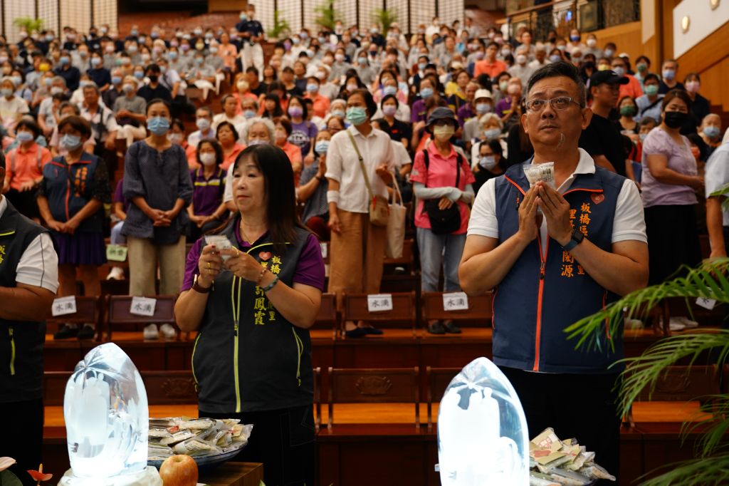 板橋區信義里里長黃閎源(右)分享，有位八十多歲長者申請安裝扶手，慈濟志工在隔天就前往丈量，兩天內完成安裝，效率令人讚歎。