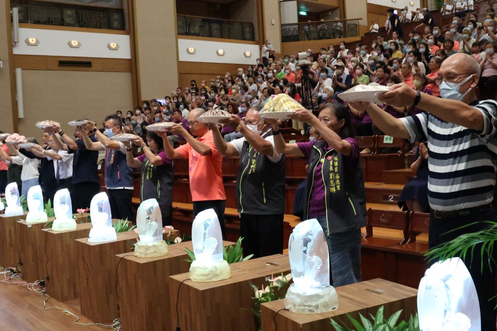 慈濟志工在板橋園區舉辦七月吉祥月邀約板橋區近十位里長及貴賓，帶領里民共同參與莊嚴的供齋儀式。