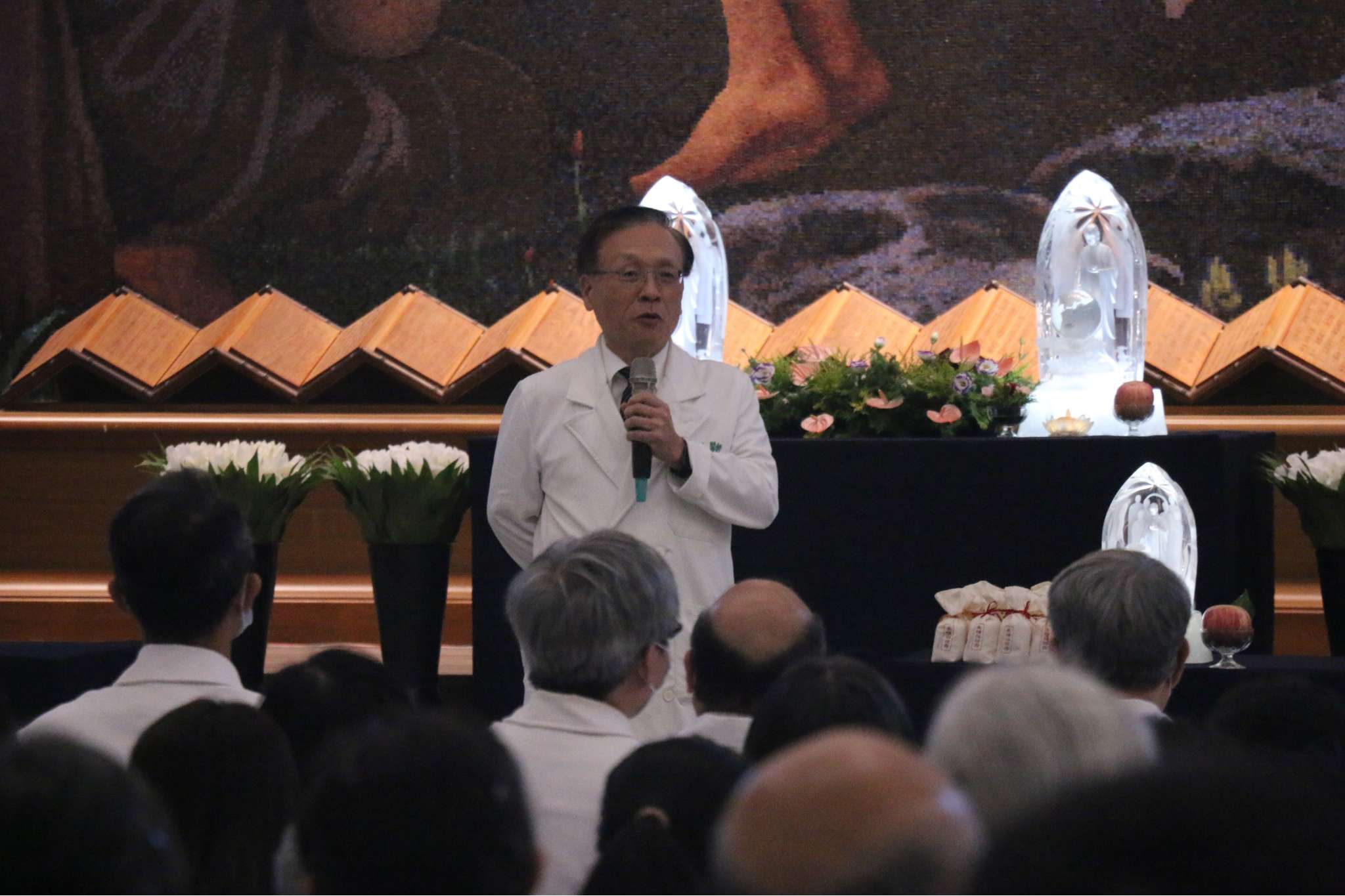 台中慈濟醫院簡守信院長以西洋歷史典故為鏡，呼籲減少餐桌上的殺生，推廣茹素好觀念。