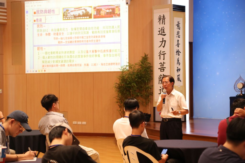 新北市政府消防局黃立民講師授課「民防暨全民防衛教育」，說明主軸聚焦於民力訓練應用動。