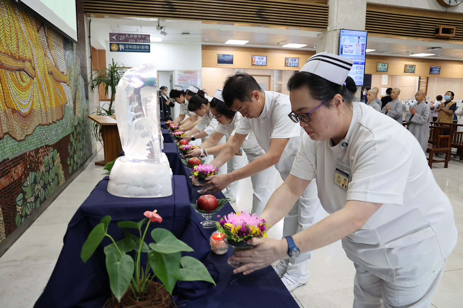精舍師父帶領院長林欣榮、副院長何宗融、李啟誠，以及主任王智賢、林于立、葉光庭以及護理部同仁，禮敬諸佛，獻供燈果花。(圖/徐立勤)