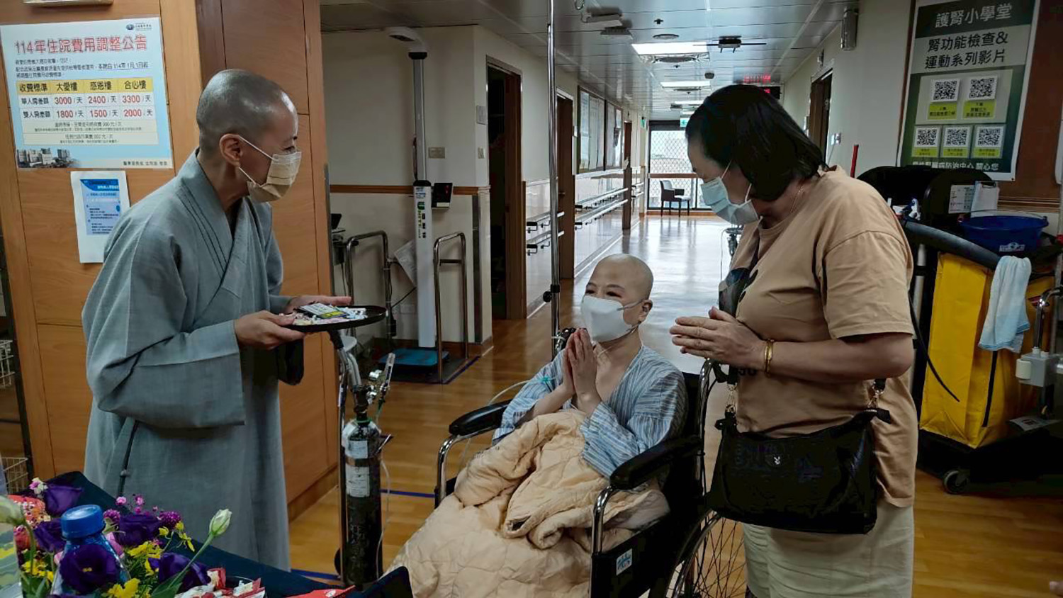 精舍師父帶領護理師及人文室等人走入病房，給予病患、家屬與同仁祝福，送上米菓、氣泡水為他們加油打氣。(圖/林辰寧)