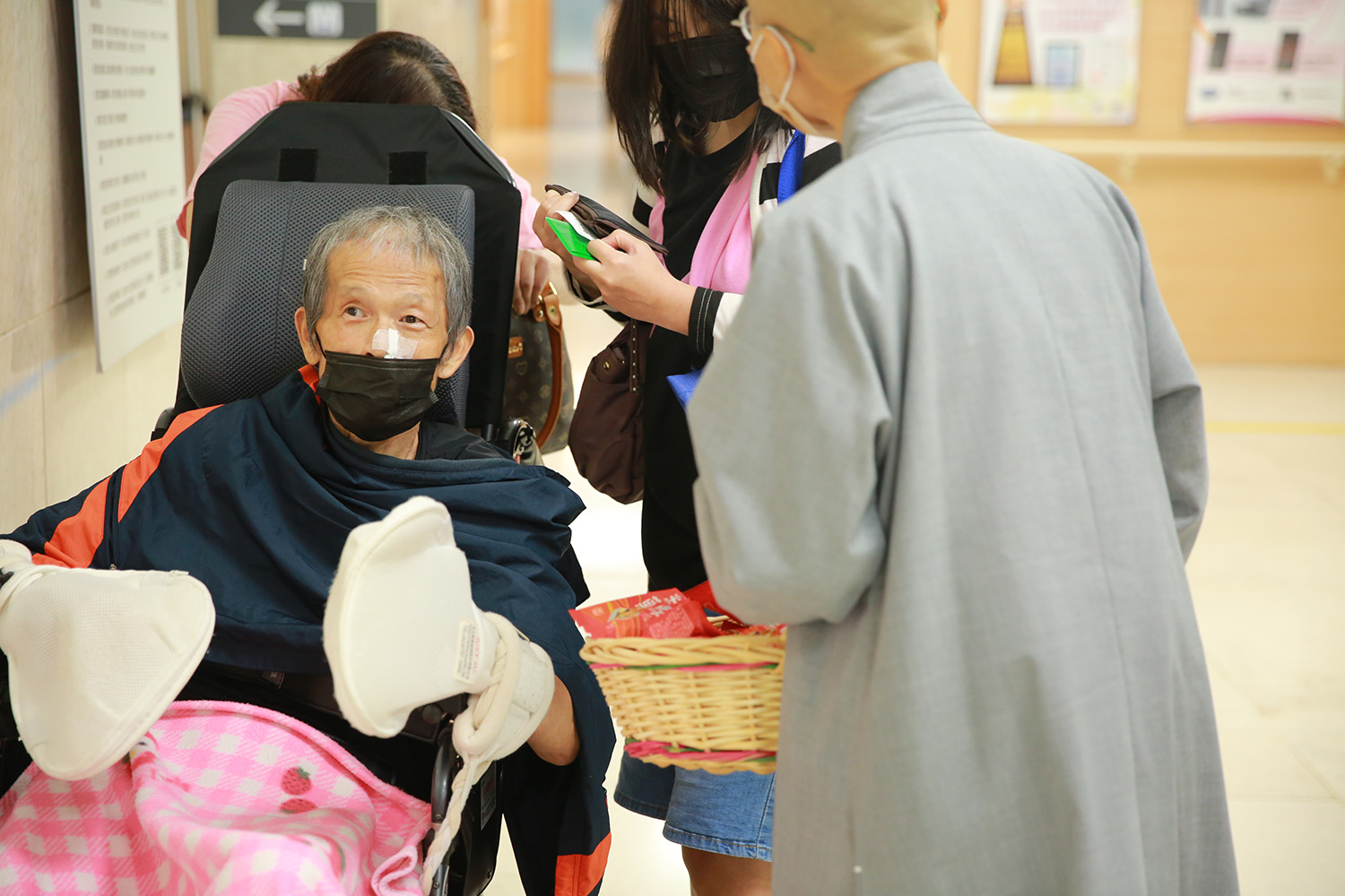 病患、家屬與同仁收下祝福，非常開心，歡喜迎接吉祥月的到來。(圖/宋雨安)