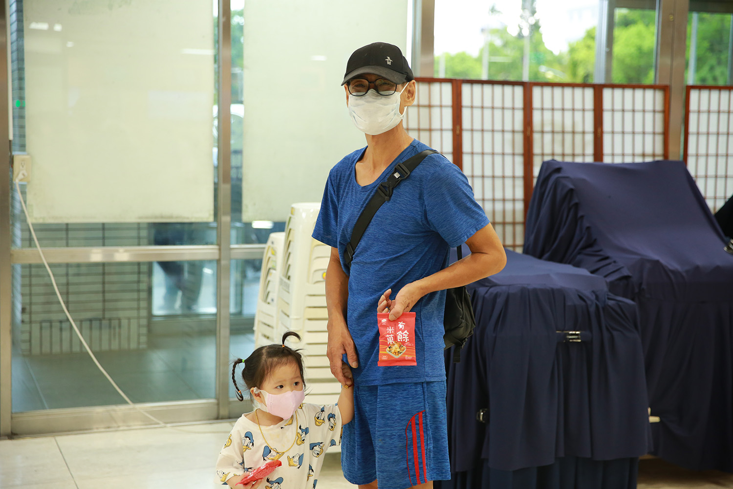不少病人與家屬也領受到這份祝福，其中還有爸爸帶著年幼的女兒一同參與，孩子天真地接過祝福，臉上綻放出可愛的笑容。(圖/宋雨安、劉明繐)