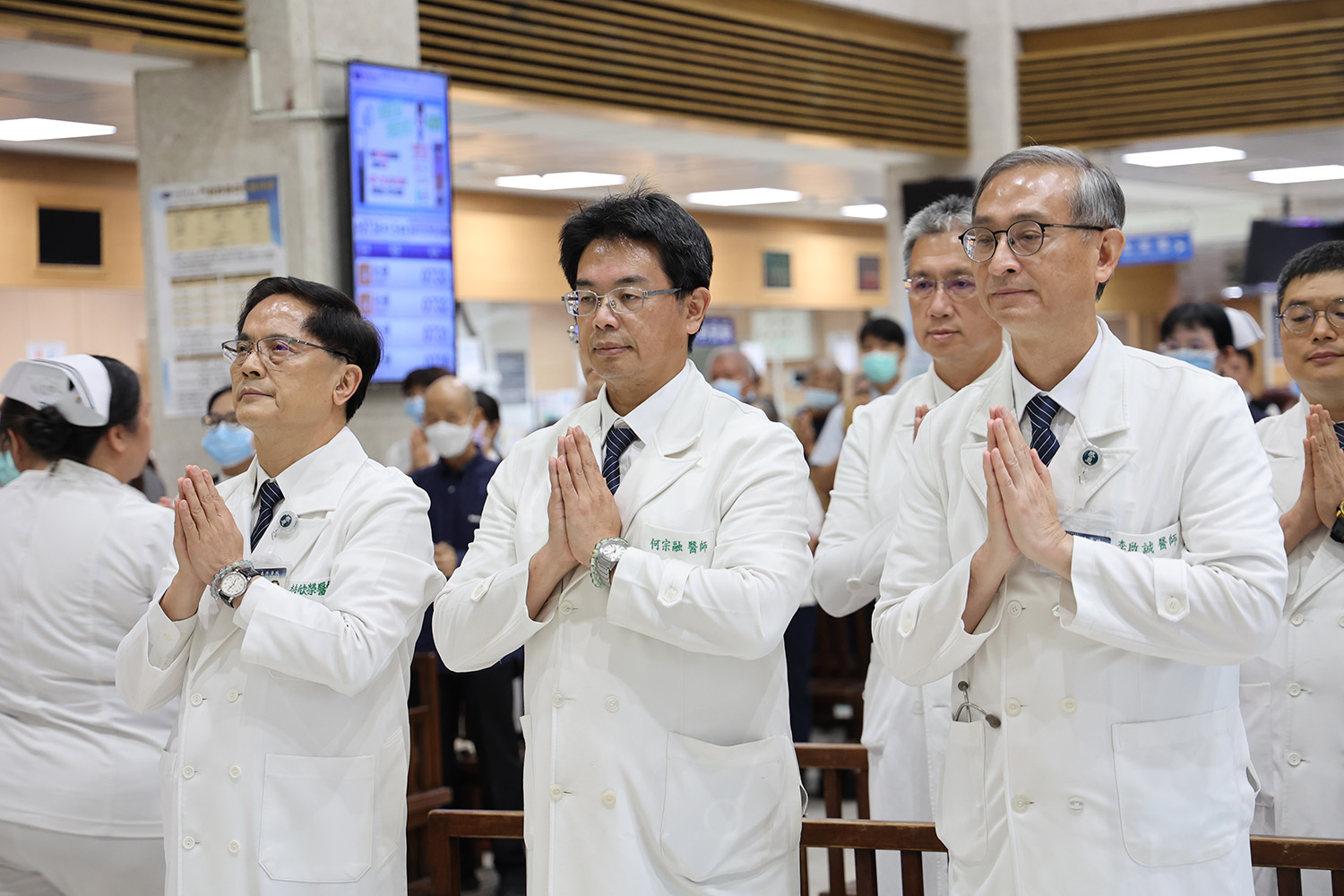 門診大廳內，眾人齊聲稱頌諸佛菩薩，虔誠合掌，共同唱誦「無量義經德性品梵唄」。(圖/宋雨安)