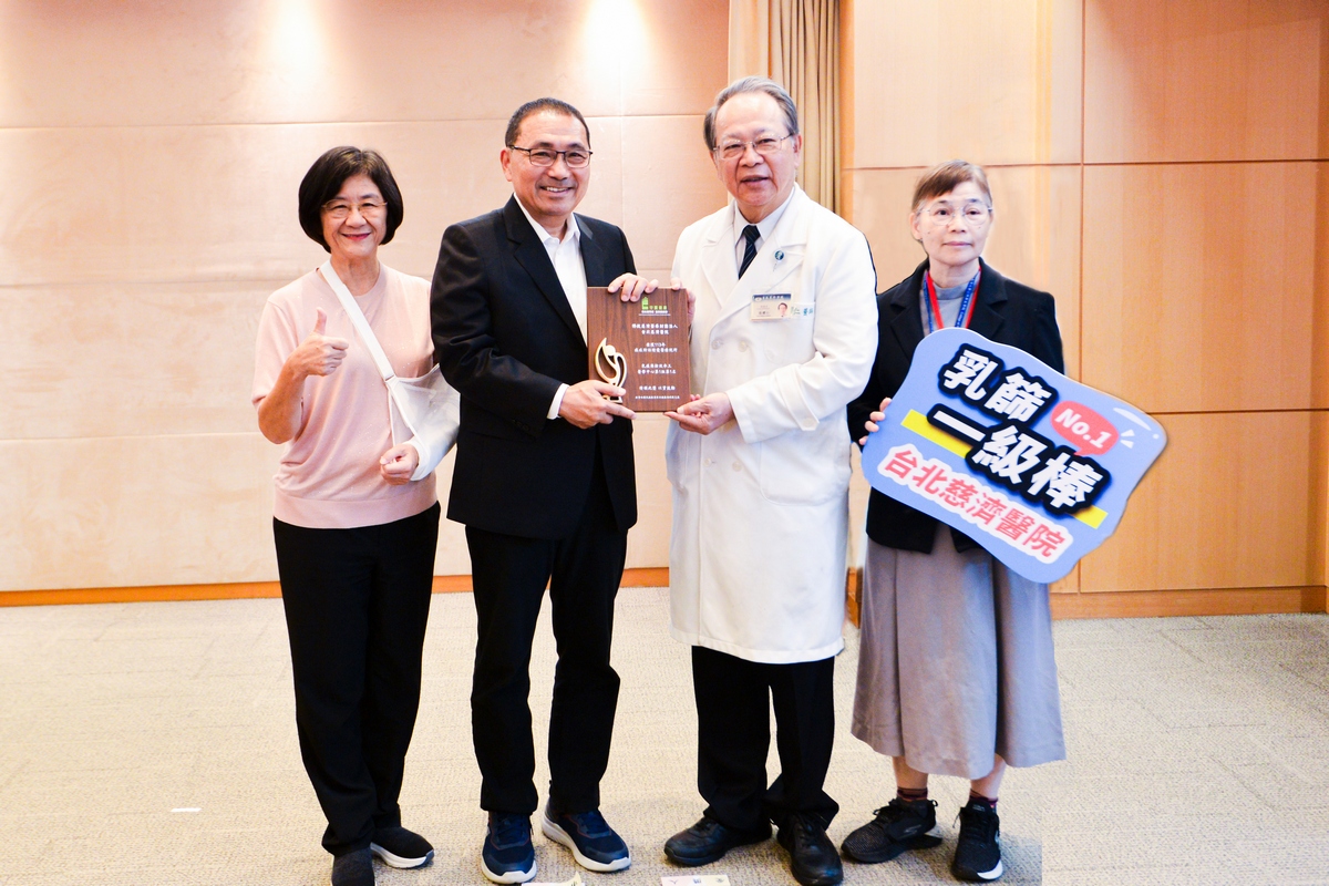 張耀仁副院長呼籲符合篩檢資格的民眾把握資源，8月27日，至新北市政府領獎。
