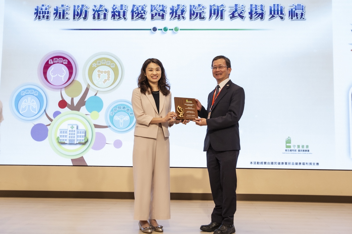 8月13日，何景良副院長前往國健署受獎，表示將持續推動各癌別篩檢診療，為病人預後作好把關。