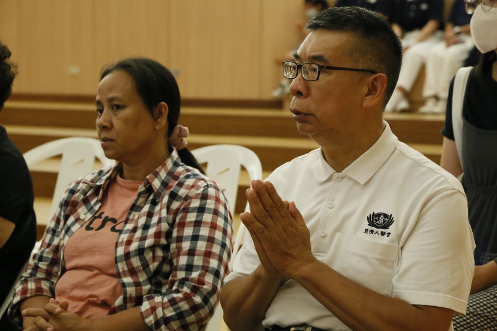 人醫會黃祥麟醫師長期關懷正德佛教愛心廚房長者，透過慈濟吉祥月活動，向長者傳達齋戒茹素不只改變自己習氣，福氣也會越來越好。