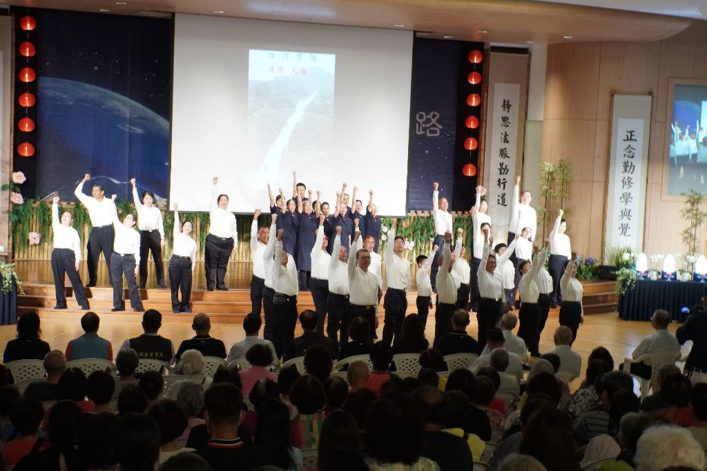慈濟志工經藏演繹《無量義經》，透過唱誦梵唄，表達敬意，領受佛法的莊嚴美好。