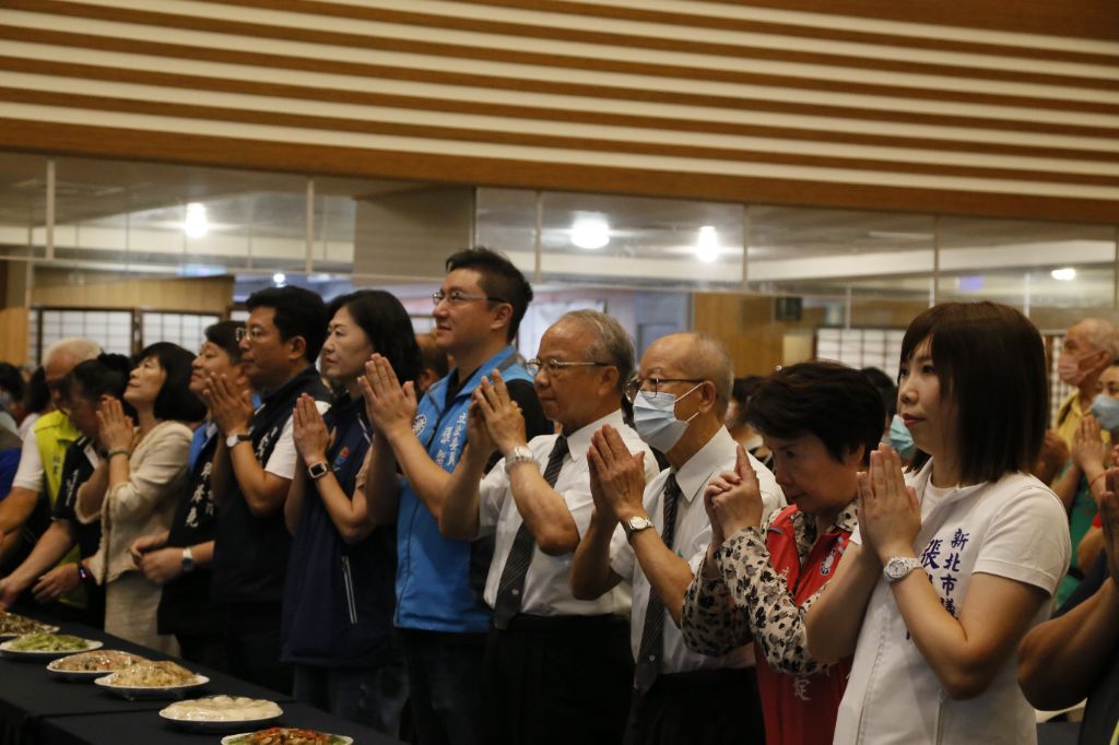慈濟志工、中和區區長楊薏霖、永和區區長周慶珍及十七位里長，捧著美味蔬食，依著司儀口令，進行莊嚴供齋儀式，帶領大家用虔誠心，向佛菩薩祈福保平安。