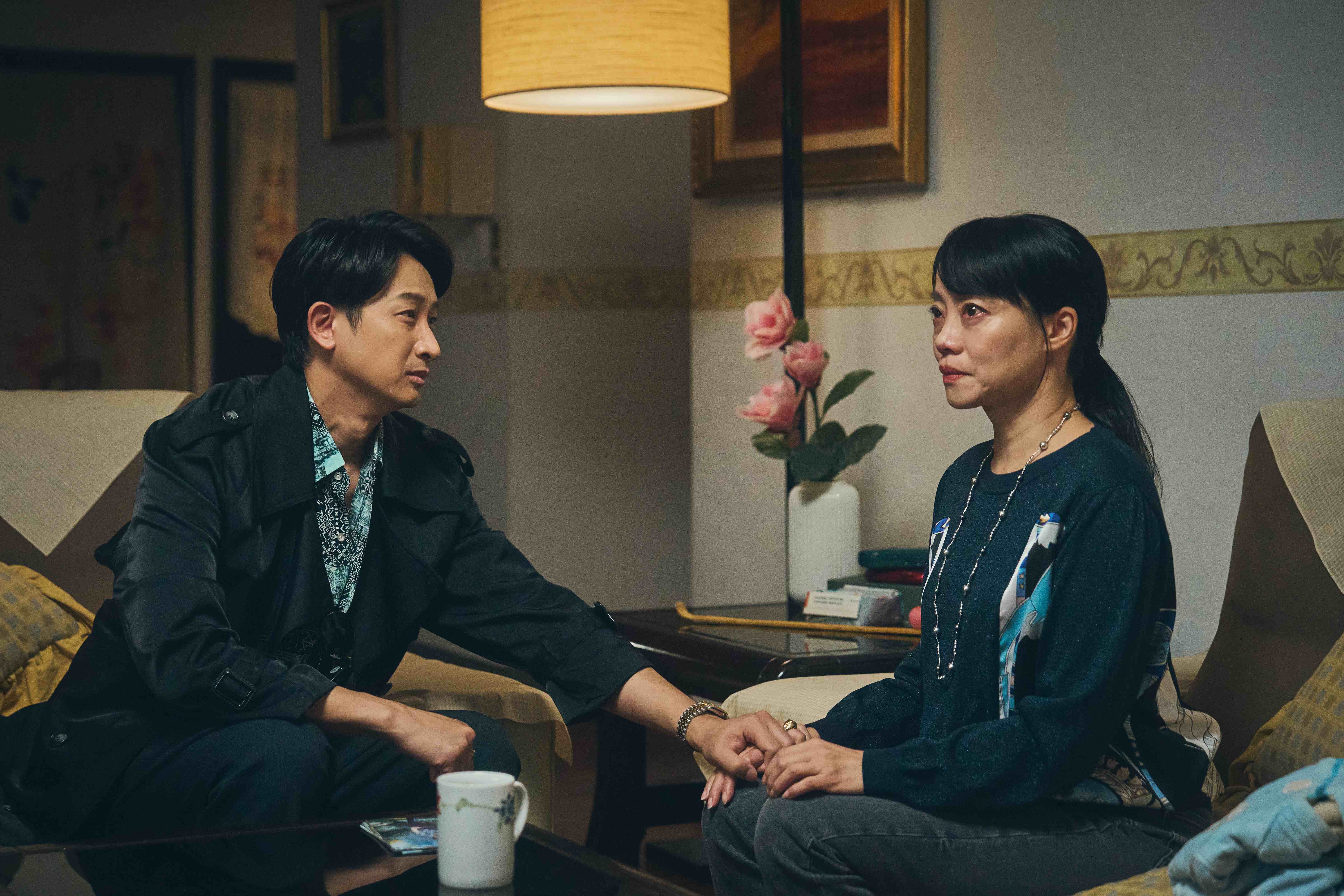 松棋(邱凱偉 飾)叫英美(范瑞君 飾)放下，不要再怪罪自己了