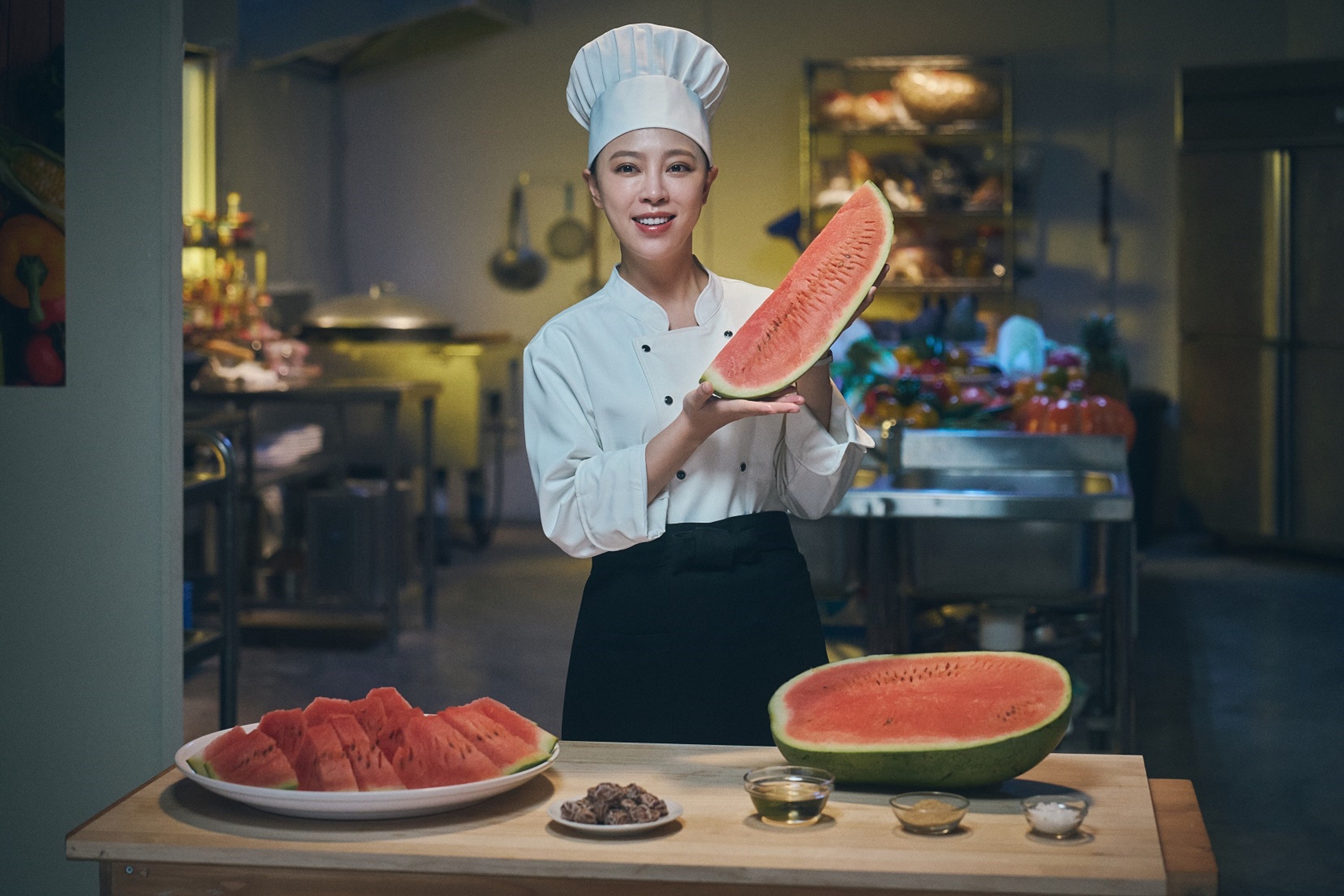 美玉(林筳諭 飾)示範西瓜皮料理